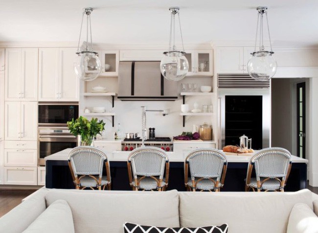 Bạn có thể dùng cửa kính tủ lạnh dạng mờ màu đen để tránh những khuyết điểm không mong muốn này.