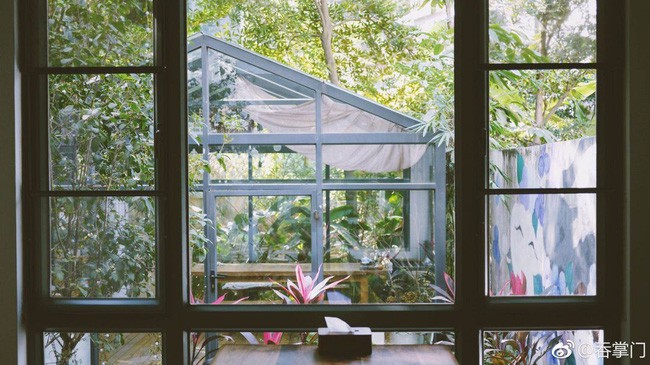 Nhà kính bên cạnh.