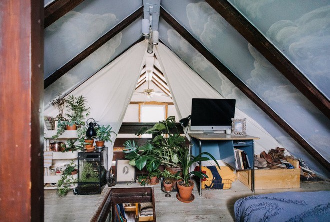 Góc nhiều ánh sáng được bố trí bàn làm việc, kệ trồng cây vô cùng xinh yêu.