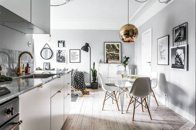 Từ lối vào nhà, mọi người bố trí tủ đựng giày màu trắng với nhiều ngăn tiện ích. Bức tranh đặt phía trên tủ giày để tăng thêm nét đẹp cuốn hút và nổi bật tạo ấn tượng cho mọi người khi bước vào nhà.