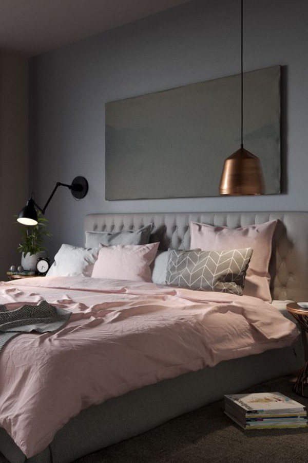 
Nếu bạn mong muốn sở hữu một không gian nghỉ ngơi thực sự yên tĩnh, bạn nên chọn màu xám cho tường, cho khung đầu giường, màu nâu cùng bảng màu tạo nên tông nền ấn tượng giúp bộ chăn ga màu hồng trở nên bắt mắt và êm dịu.
