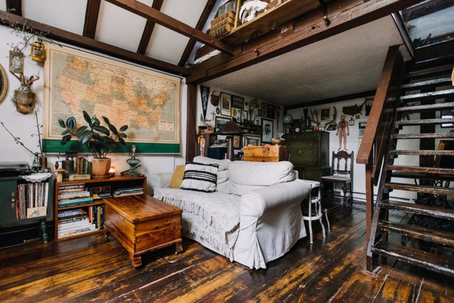 Kristen và John đã cải tạo bằng cách làm mới lại nội thất gỗ, sàn gỗ và các đường nẹp gỗ xung quanh căn phòng, sắp xếp lại nội thất và vật dụng để có một cuộ sống thoải mái và tiện nghi hơn.