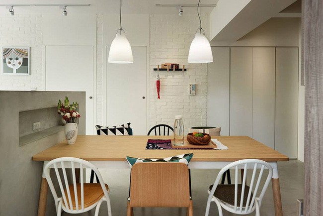 Bàn ăn đơn giản.