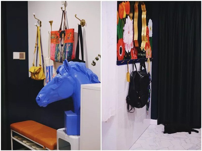 Lối vào nhà với sự đối lập màu sắc cá tính. Một bên tường của lối vào được đặt đồ trang trí, một bên được đặt tủ giày gọn gàng. Góc treo đồ cũng được décor vô cùng ấn tượng với đồ trang trí, nơi để đi giày.