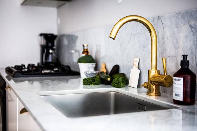 Mặt bàn bếp được sử dụng bàn đá để tăng thêm vẻ đẹp sang trọng và sạch sẽ cho không gian nấu nướng.