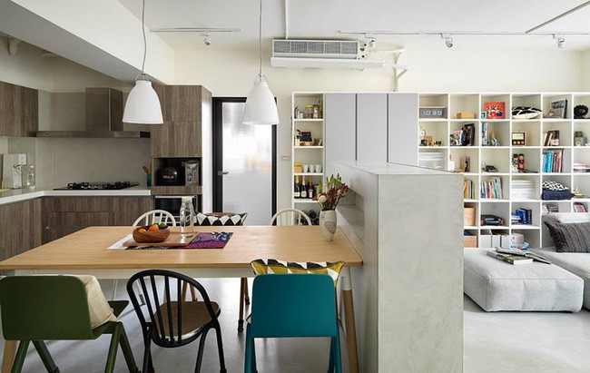 Màu trắng của trần nhà, của tường, của các ô cửa kính, cửa chính và cửa mở ra các khu vực chức năng khác.