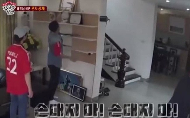 Tủ đứng đặt những kỉ vật, huy chương. Cùng với đó là khá nhiều món quà như đồ lưu niệm, tranh vẽ khá ấn tượng, chủ yếu được tặng từ người hâm mộ. Ảnh: SBS.