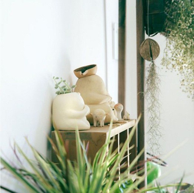 Đồ gốm đa dạng màu sắc, kiểu dáng giúp không gian thêm sinh động.