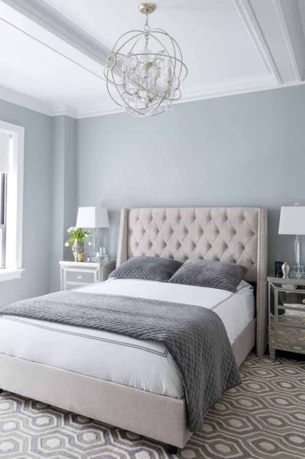 
Màu xám được chọn cho bức tường đầu giường ngủ. Toàn bộ không gian trở nên ấm cúng và gọn gàng khi kết hợp nội thất màu trắng đối lập và ánh sáng vàng ấm áp.
