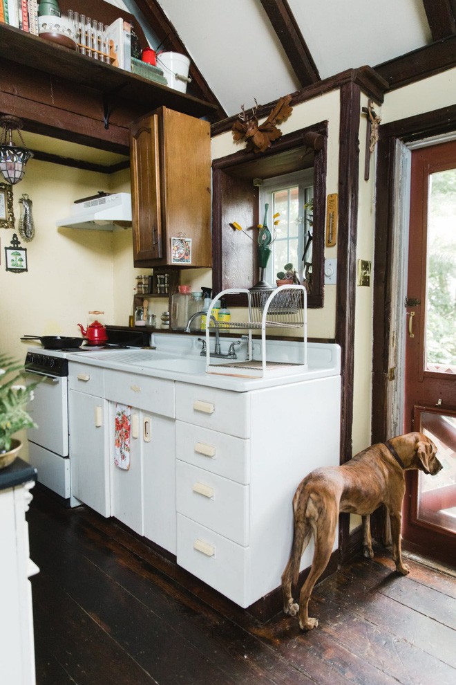 Góc bếp nhỏ nhưng vô cùng tiện nghi nhờ vẻ đẹp của vật dụng và cách phối màu tinh tế của vợ chồng trẻ.