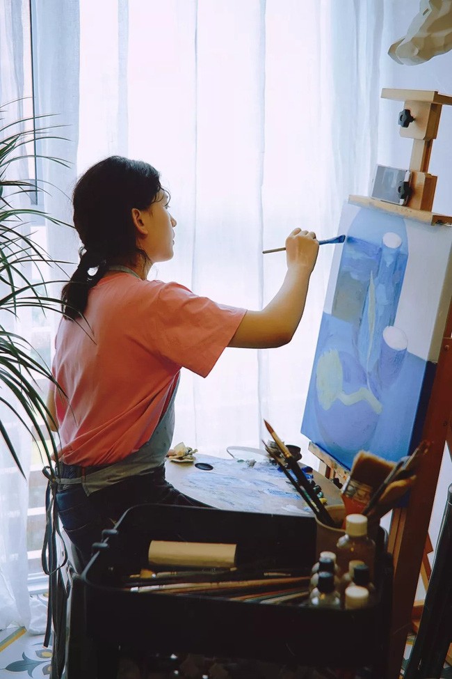 Cô gái yêu thích hội họa.