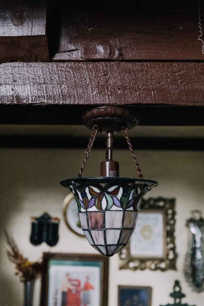 Đèn chiếu sáng với chụp bằng thủy tinh sơn màu vô cùng tinh tế, phảng phất hơi hướng Retro.