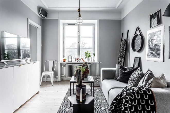 Khoảng diện tích phòng khách được ưu tiên bố trí gần khung cửa sổ. Bạn có thể cảm nhận được ngay nét đẹp tinh tế và tự nhiên của màu xanh cây cỏ. Những chậu xương rồng được đặt ở bàn trà, tăng vẻ đẹp mộng mơ và cuốn hút cho không gian sinh hoạt chung của gia đình.