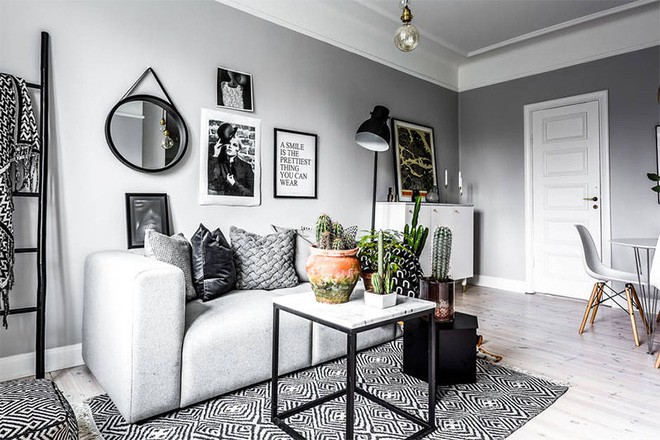 Sự tinh tế và trẻ trung của họa tiết trên thảm trải sàn, gối tựa và những vật dụng trang trí tăng thêm nét vẽ bình dị và ấn tượng cho không gian phòng khách.