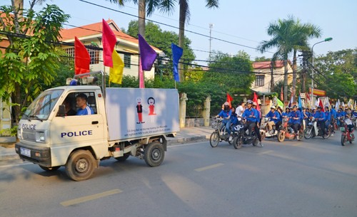 Đoàn viên thanh niên tham gia diễu hành, tuyên truyền tại khu vực trung tâm thị xã Sơn Tây.