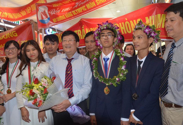 
Thầy Mai Sỹ Tuấn cùng đoàn học sinh Việt Nam Olympic Sinh học quốc tế năm 2018. Ảnh: TL
