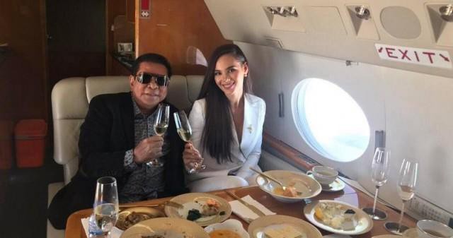 Catriona nâng ly cùng Chavit Singson trên phi cơ riêng của ông.