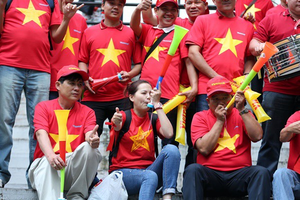 Nhiều CĐV tại TP.HCM, Hà Nội đã xuất phát từ 5h để sớm có mặt tại thành phố Bacolod tiếp lửa cho tuyển Việt Nam. Họ mang theo trống, kèn cổ vũ cho thầy trò HLV Park Hang-seo.