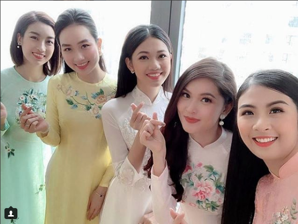 Hoa hậu Ngọc Hân là người thiết kế áo dài thêu hình hoa sen và chim hạc dành riêng cho Thanh Tú mặc trong lễ ăn hỏi hôm 22/11. Chim hạc tượng trưng cho may mắn, hạnh phúc và bền vững. “Hình ảnh những bông sen nhẹ nhàng và thanh khiết, vươn lên nở rộ như cô em gái nhỏ Thanh Tú: thông minh, xinh đẹp, luôn biết học hỏi mọi điều trong cuộc sống”, Ngọc Hân giải thích ý tưởng thiết kế.