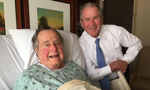 
Cựu tổng thống thứ 43 của Mỹ George W.Bush tới thăm cha trong bệnh viện ở Houston hồi tháng 4/2017. Ảnh: KBTX.
