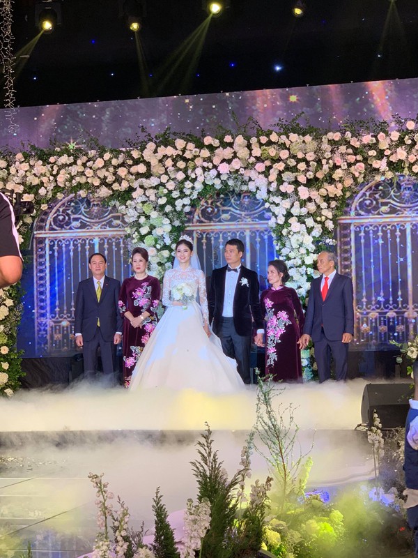 Vì muốn có một hôn lễ riêng tư nên trong tiệc cưới vào tối ngày 2/12 tại Hà Nội, Thanh Tú và doanh nhân Thanh Phương yêu cầu các phóng viên không được tác nghiệp. Cặp đôi thuê lực lượng vệ sĩ bảo vệ nghiêm ngặt cho đám cưới.