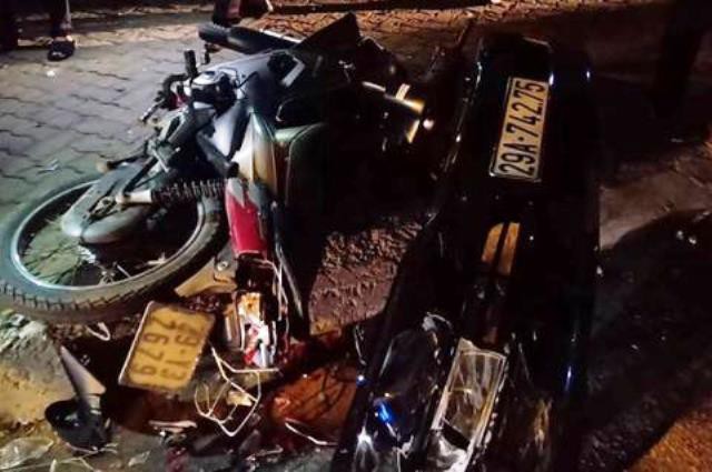 
Phần cản trước xe Lexus đã bị rời ra sau hàng loạt va chạm, nhiều mảnh vỡ xe máy vụn nát nằm rải rác trên đường.
