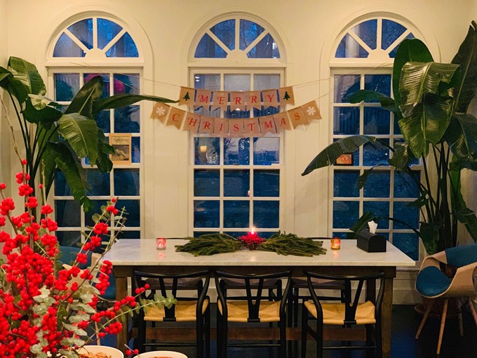 Với gia đình cựu siêu mẫu Bằng Lăng, Giáng sinh là dịp lễ lớn để các thành viên quây quần bên nhau, tận hưởng ngày nghỉ và đi thăm người thân, bạn bè.