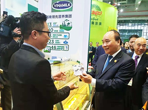
Thủ tướng Việt Nam Nguyễn Xuân Phúc quan tâm đến sản phẩm sữa chua nếp cẩm của Vinamilk.
