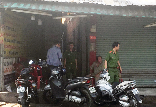 Công an khám nghiệm hiện trường trưa nay. Ảnh: Sơn Hoà.