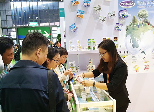 
Người tiêu dùng Trung Quốc dùng thử các sản phẩm của Vinamilk tại hội chợ.
