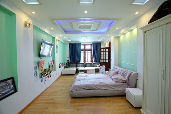 
Căn phòng của anh chàng khá sang trọng và rộng rãi với giường, tủ và 1 bộ sofa.
