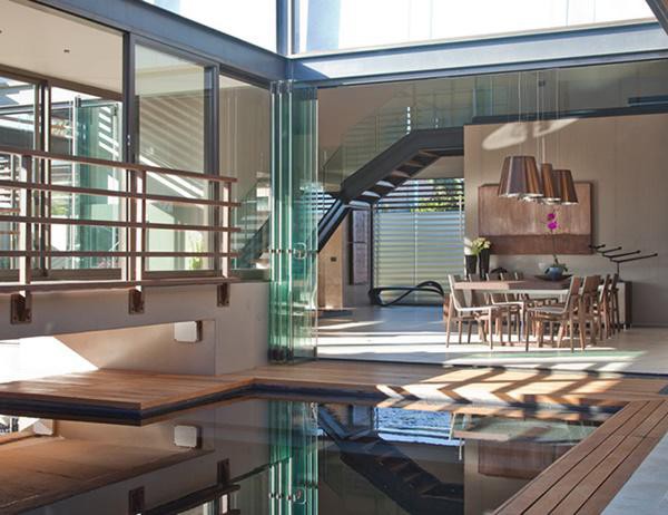 
Thiết kế hướng tới phong cách hiện đại và được tập trung vào sự kết nối xuyên suốt giữa 2 không gian bên trong và bên ngoài ngôi nhà
