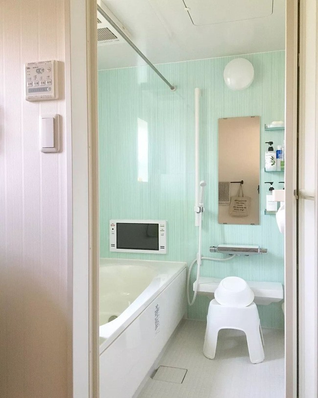 Khu vực nhà tắm nhìn rất thoải mái với sắc màu phối hợp bắt mắt.