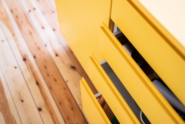 Đảo bếp lớn và có bánh xe rất cơ động.