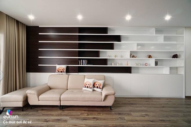 Những kệ tủ ở phòng khách vừa để che những điểm nhô trong căn hộ vừa để đựng những cuốn sách những đồ lưu niệm của gia đình mỗi lần đi du lịch.