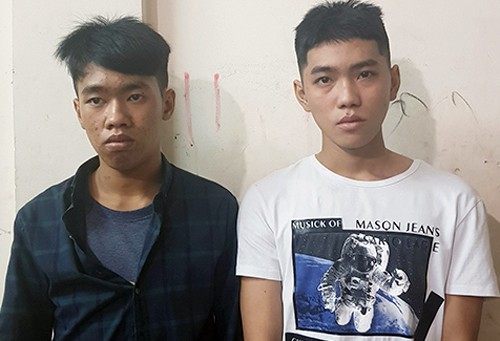 Hai nghi can cướp giật. Ảnh: Quốc Thắng.