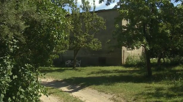 Nạn nhân bị nhốt trên gác tối, bị đánh đập, bỏ đói và trở thành công cụ kiếm tiền của gã chồng vô nhân tính.