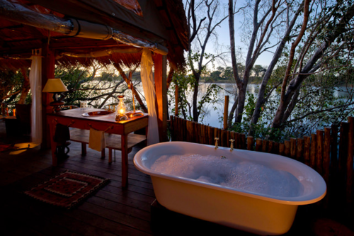 Không gian sang trọng và tầm nhìn đẹp của một phòng tắm trong khu nghỉ dưỡng ở Zambia. Ảnh: Pinterest.