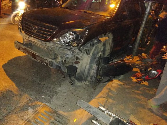 
Hiện trường vụ ô tô Lexus gây tai nạn liên hoàn ở phố Trích Sài, Hà Nội. Ảnh: PV
