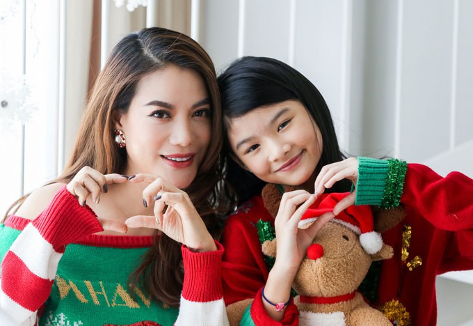 Diễn viên chia sẻ câu nói của con gái khiến cô xúc động nhất: Mẹ ơi, con phải làm sao để mẹ khỏi vất vả đi làm kiếm tiền nữa. Trương Ngọc Ánh mong gia đình và mọi người cô có nhiều sức khỏe, bình yên trong năm mới.