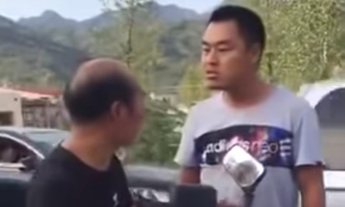 Người đàn ông họ Thường (phải) chặn xe của giáo viên hồi tháng 6. Ảnh: Weibo.