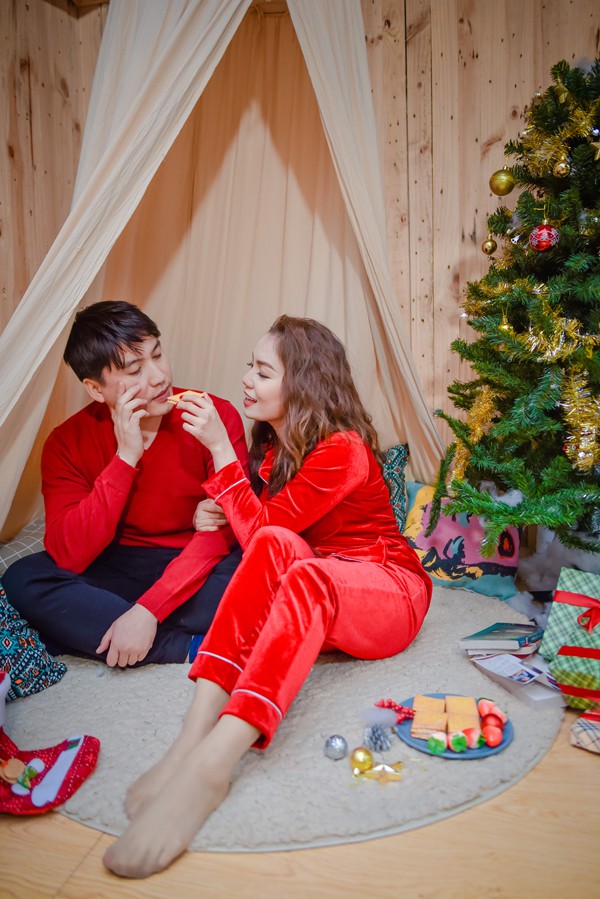 Cùng với single, Ngọc Anh và Tô Minh Đức thực hiện bộ ảnh Giáng sinh thân mật. Bị đồn yêu nhau hơn một năm nay nhưng cả hai đều không khẳng định.