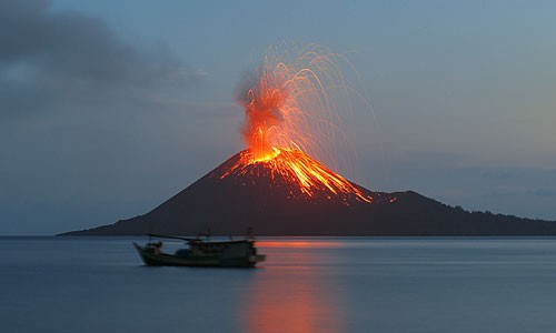 Núi lửa Anak Krakatoa hoạt động hồi tháng 7.