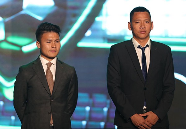 Biểu cảm của Anh Đức và Quang Hải khi đứng trên sân khấu chờ công bố kết quả.
