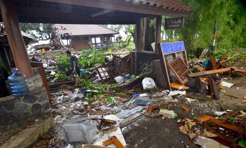 Đống đổ n&aacute;t của ng&ocirc;i nh&agrave; ở Pandeglang sau s&oacute;ng thần. Ảnh: Reuters.