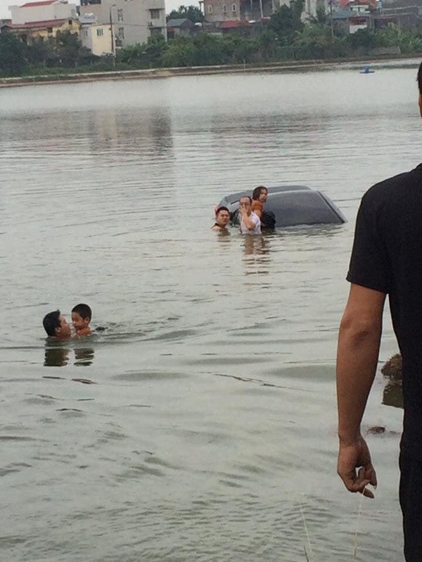 
Chiếc ô tô chìm nghỉm dưới hồ. Ảnh: T.Q
