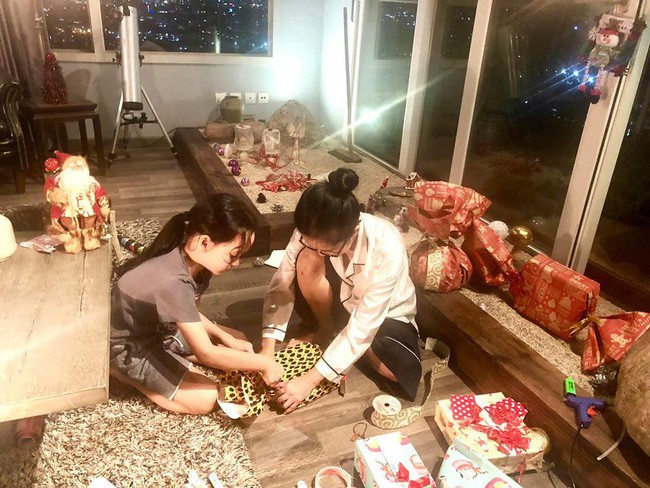 Mẹ cùng hai con tự tay gói quà.