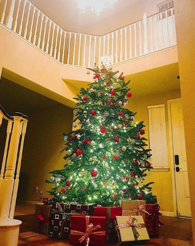 Mỗi góc nhỏ đều lấp lánh màu Noel.