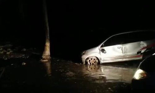 Đường ngập lụt sau sóng thần. Video: Twitter.