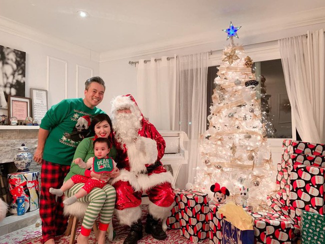 Cả gia đình cùng chụp ảnh lưu niệm bên cây thông Noel.
